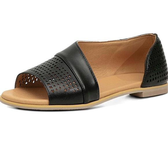 Qupid Shoes - ⭐️Qupid Black and Tan Flats with Woven Detail